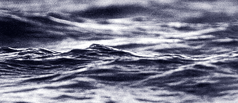 Auf dem Bild ist eine Wasseroberfläche zu sehen.