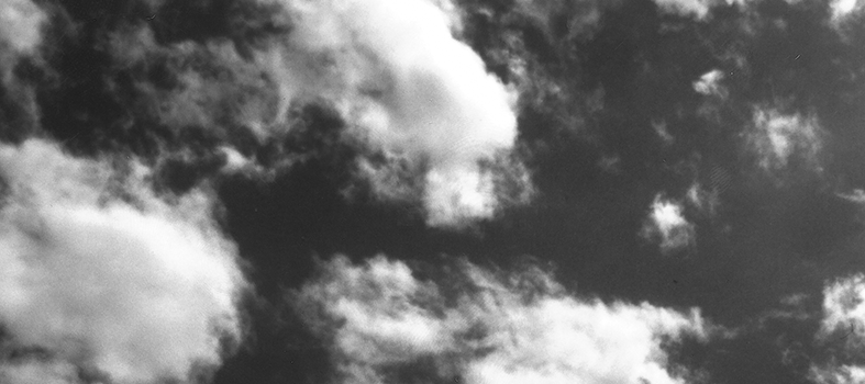 Auf dem Bild ist der Himmel mit Wolken zu sehen.
