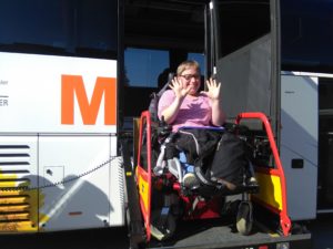 Auf diesem Foto sieht man Christine Fuchs auf der elektrischen Rampe von einem Reisebus
